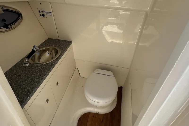 Slide: The Image of Robalo 31 - Head - 6