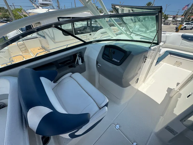 Slide: The Image of Robalo 31 - Helm Seating - 8