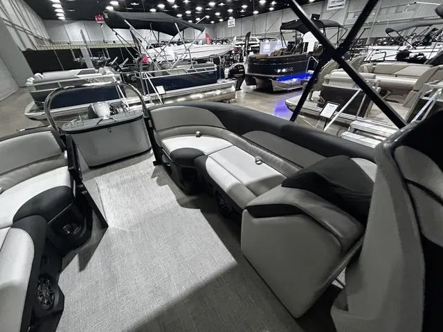 Slide: The Image of Avalon VLS Quad Lounge 21 FT 2024 - 11