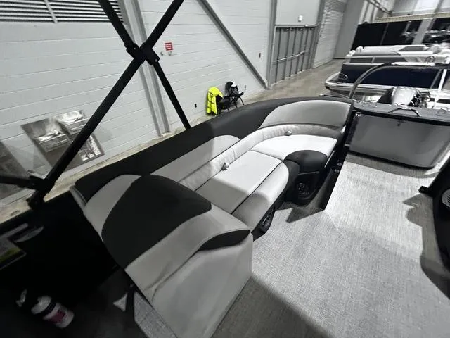 Slide: The Image of Avalon VLS Quad Lounge 21 FT 2024 - 12