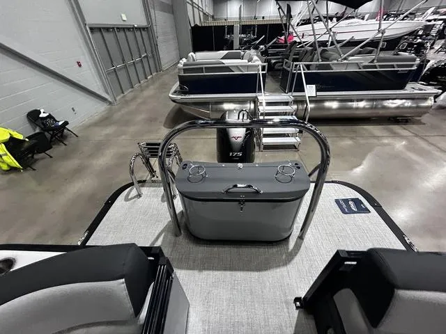 Slide: The Image of Avalon VLS Quad Lounge 21 FT 2024 - 13