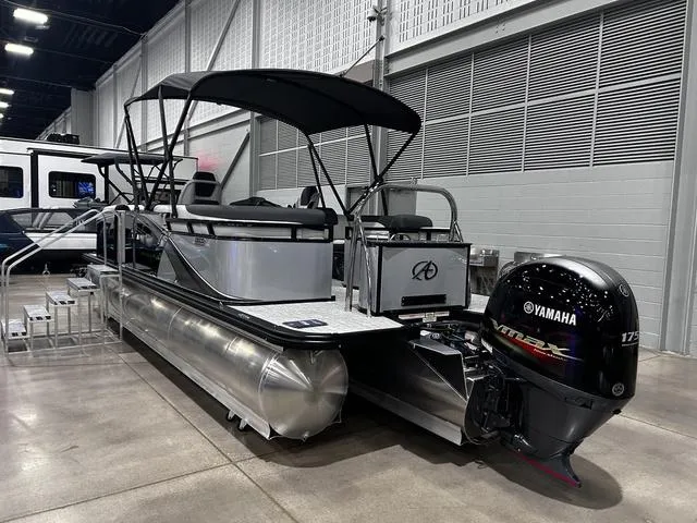 Slide: The Image of Avalon VLS Quad Lounge 21 FT 2024 - 3