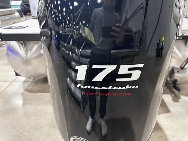 Slide: The Image of Avalon VLS Quad Lounge 21 FT 2024 - 5