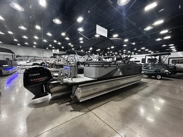 Slide: The Image of Avalon VLS Quad Lounge 21 FT 2024 - 6