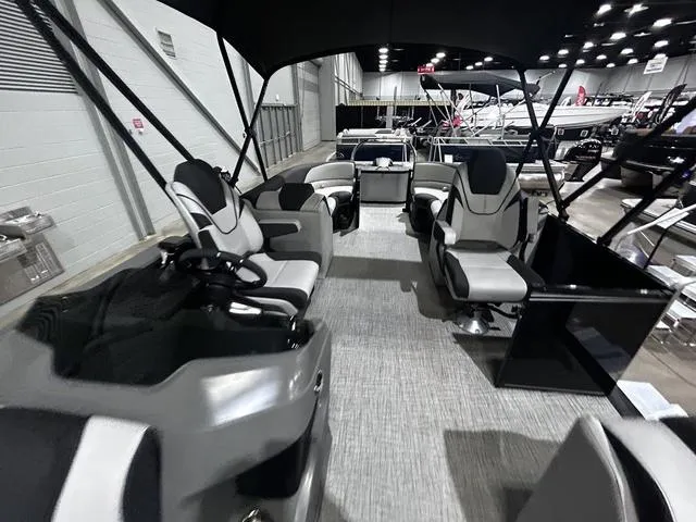 Slide: The Image of Avalon VLS Quad Lounge 21 FT 2024 - 9