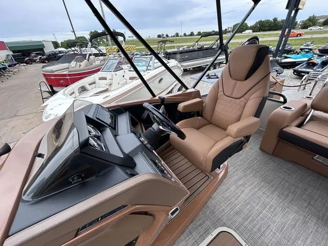 Slide: The Image of Avalon Catalina Versatile Rear Bench PLATINUM 25 FT 2024 - 11