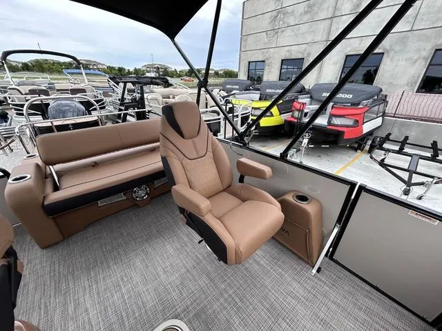 Slide: The Image of Avalon Catalina Versatile Rear Bench PLATINUM 25 FT 2024 - 12