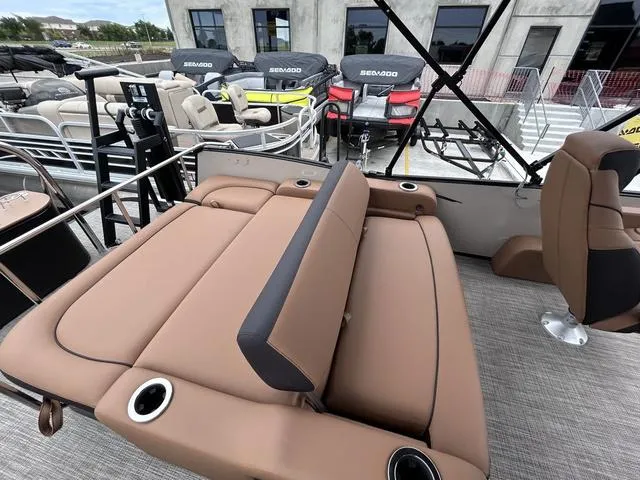 Slide: The Image of Avalon Catalina Versatile Rear Bench PLATINUM 25 FT 2024 - 14