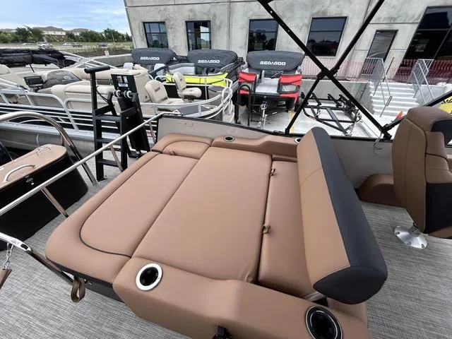 Slide: The Image of Avalon Catalina Versatile Rear Bench PLATINUM 25 FT 2024 - 15