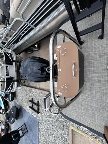 Slide: The Image of Avalon Catalina Versatile Rear Bench PLATINUM 25 FT 2024 - 16