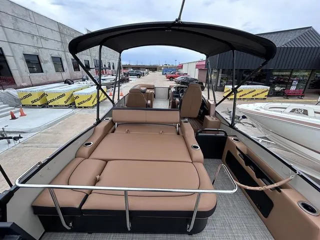 Slide: The Image of Avalon Catalina Versatile Rear Bench PLATINUM 25 FT 2024 - 17