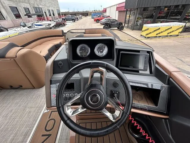 Slide: The Image of Avalon Catalina Versatile Rear Bench PLATINUM 25 FT 2024 - 19