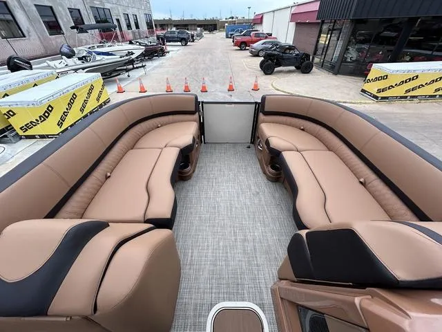 Slide: The Image of Avalon Catalina Versatile Rear Bench PLATINUM 25 FT 2024 - 21