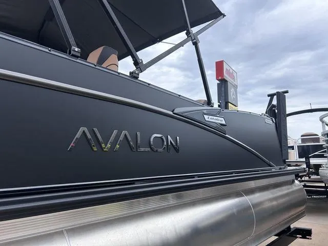 Slide: The Image of Avalon Catalina Versatile Rear Bench PLATINUM 25 FT 2024 - 3