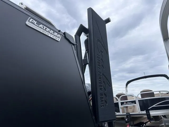 Slide: The Image of Avalon Catalina Versatile Rear Bench PLATINUM 25 FT 2024 - 4