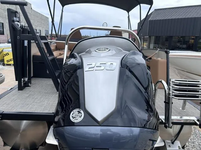 Slide: The Image of Avalon Catalina Versatile Rear Bench PLATINUM 25 FT 2024 - 6