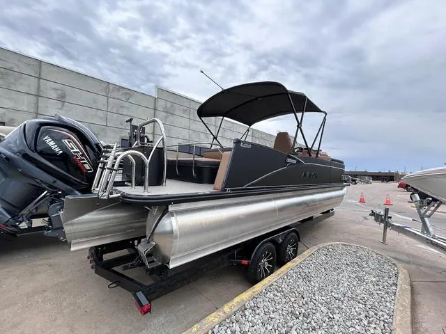 Slide: The Image of Avalon Catalina Versatile Rear Bench PLATINUM 25 FT 2024 - 7