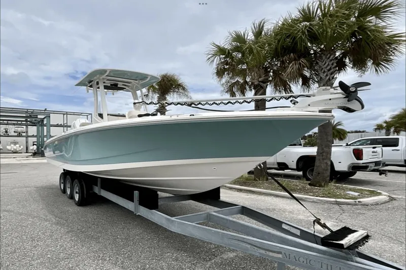 Slide: The Image of Boston Whaler 250 Dauntless 2025 - 0