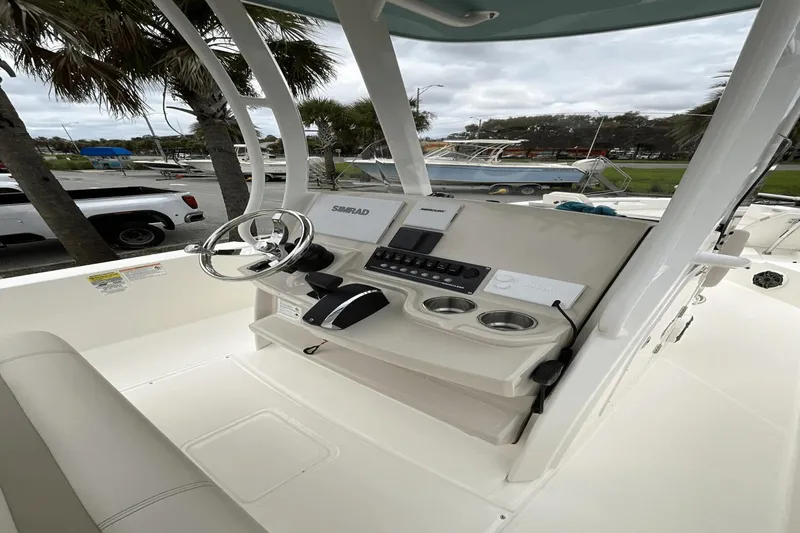 Slide: The Image of Boston Whaler 250 Dauntless 2025 - 10