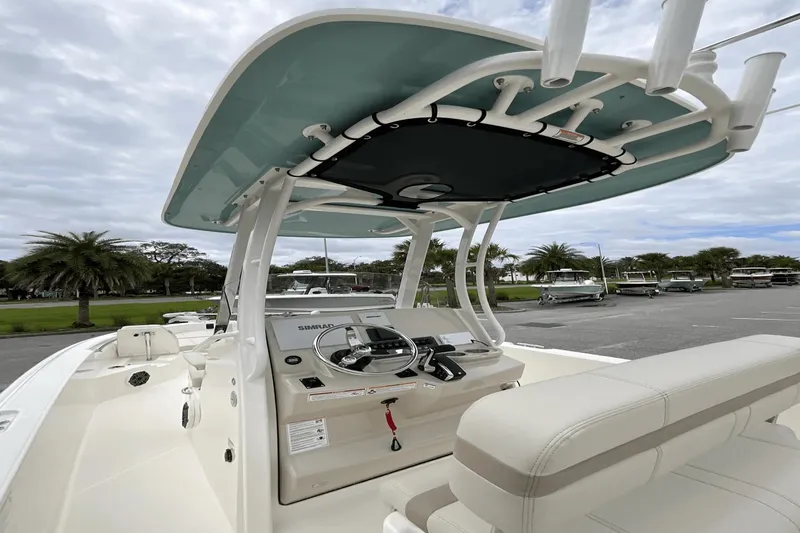 Slide: The Image of Boston Whaler 250 Dauntless 2025 - 5