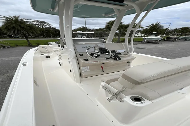 Slide: The Image of Boston Whaler 250 Dauntless 2025 - 6