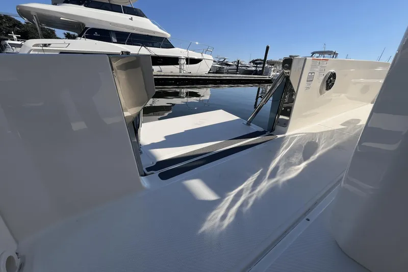 Slide: The Image of Boston Whaler 280 Dauntless 2025 - 10