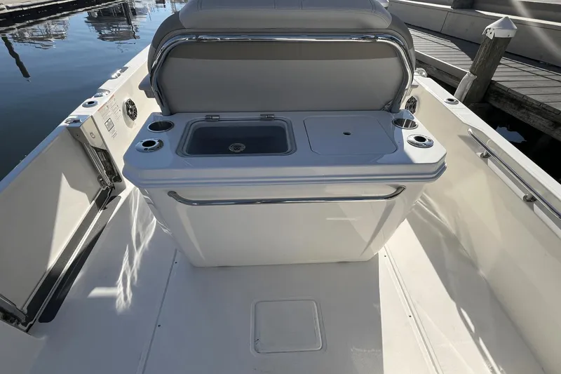 Slide: The Image of Boston Whaler 280 Dauntless 2025 - 11