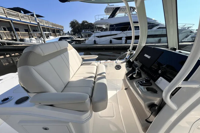 Slide: The Image of Boston Whaler 280 Dauntless 2025 - 13