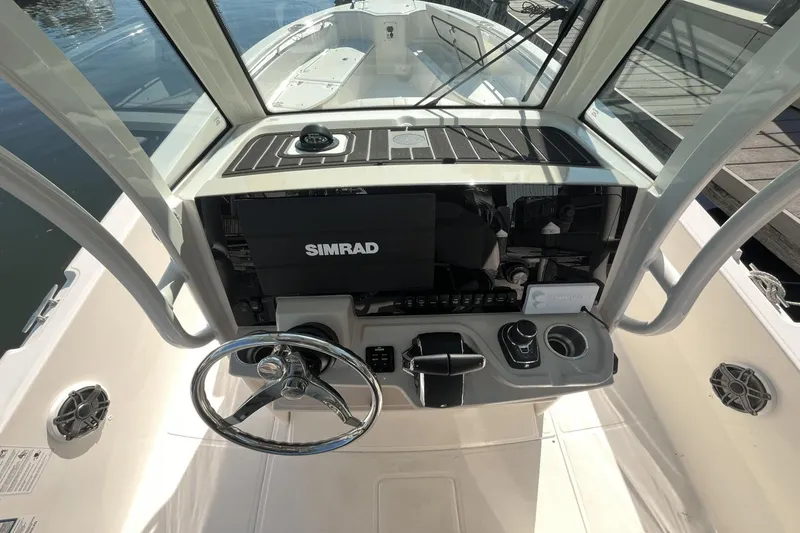 Slide: The Image of Boston Whaler 280 Dauntless 2025 - 17