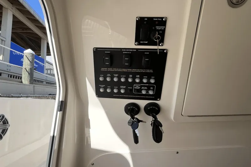 Slide: The Image of Boston Whaler 280 Dauntless 2025 - 20