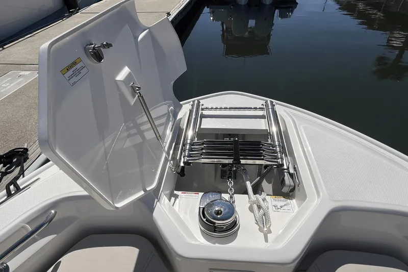 Slide: The Image of Boston Whaler 280 Dauntless 2025 - 27