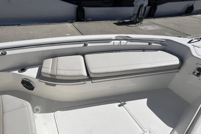 Slide: The Image of Boston Whaler 280 Dauntless 2025 - 31