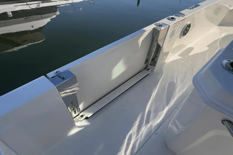 Slide: The Image of Boston Whaler 280 Dauntless 2025 - 9