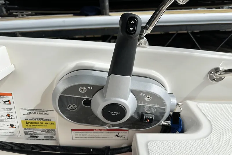 Slide: The Image of Boston Whaler 130 Super Sport 2025 - 14
