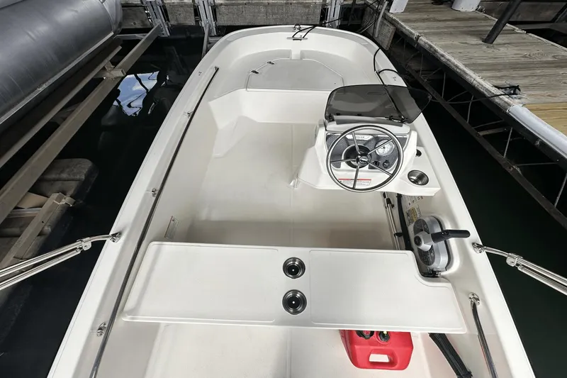 Slide: The Image of Boston Whaler 130 Super Sport 2025 - 17