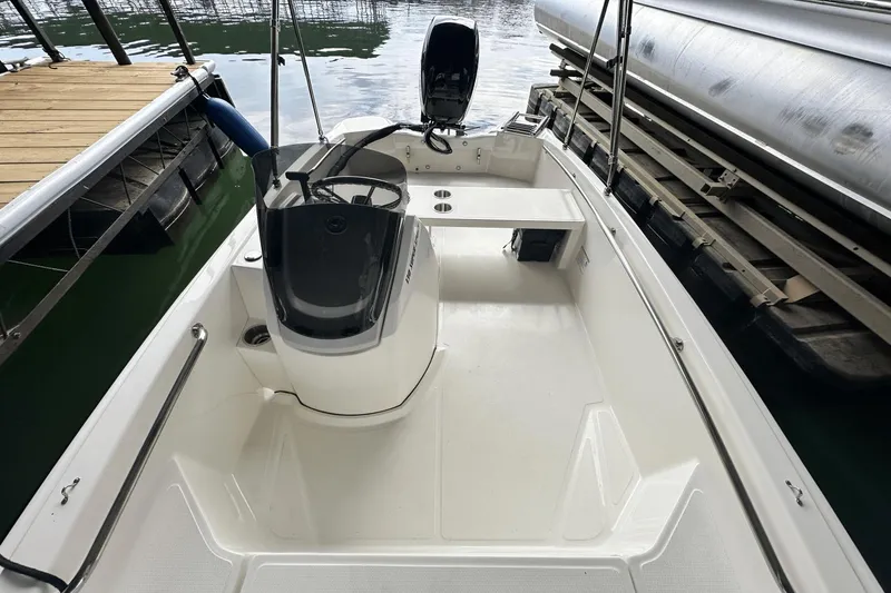 Slide: The Image of Boston Whaler 130 Super Sport 2025 - 19