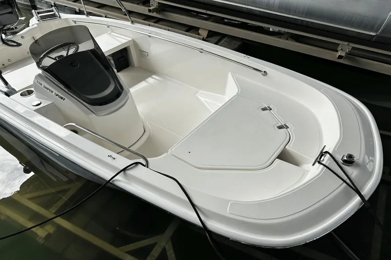 Slide: The Image of Boston Whaler 130 Super Sport 2025 - 20