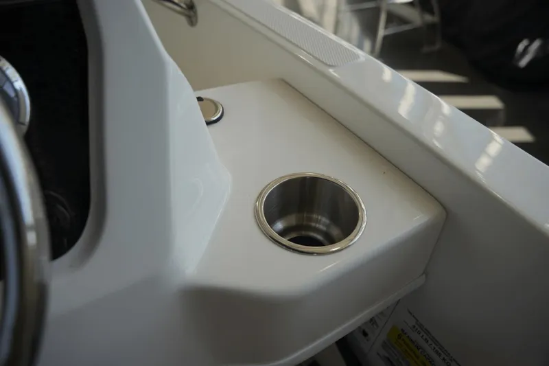 Slide: The Image of Boston Whaler 160 Super Sport 2025 - 11