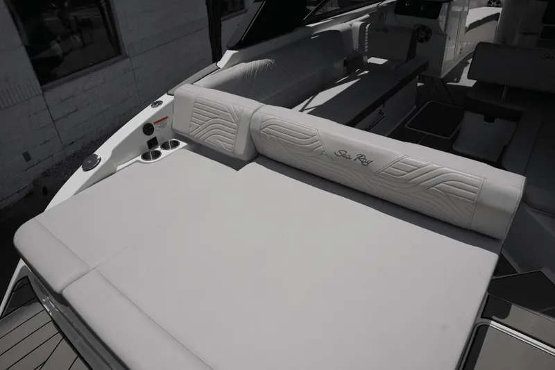 Slide: The Image of Sea Ray SDX 270 Surf 2025 - 4