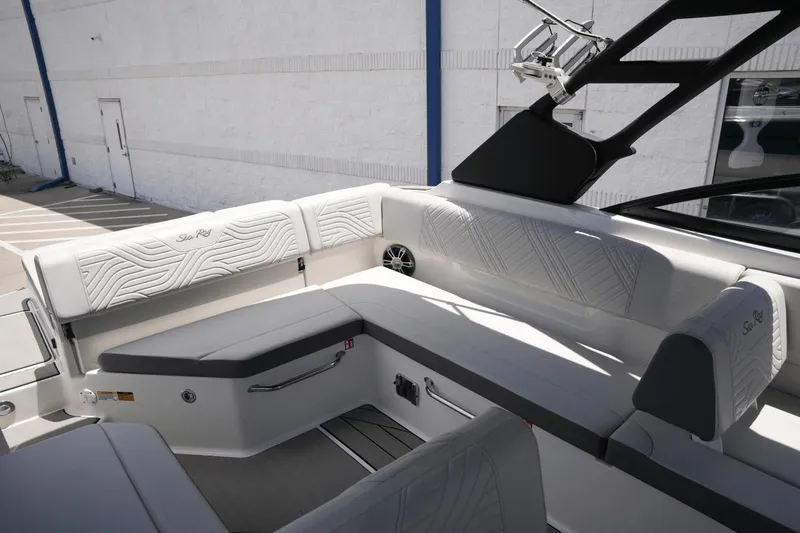 Slide: The Image of Sea Ray SDX 270 Surf 2025 - 9