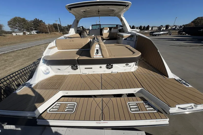 Slide: The Image of Sea Ray SLX 400 2025 - 2