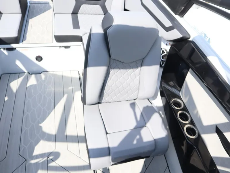 Slide: The Image of Captain's seat of the 2024 Yamaha Boats 222XE, featuring sleek, modern design and comfortable upholstery. - 7