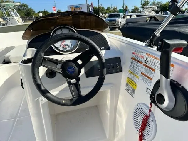 Slide: The Image of Bayliner E16 2024 - 6