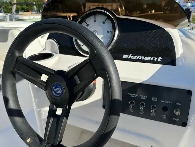 Slide: The Image of Bayliner E16 2024 - 7