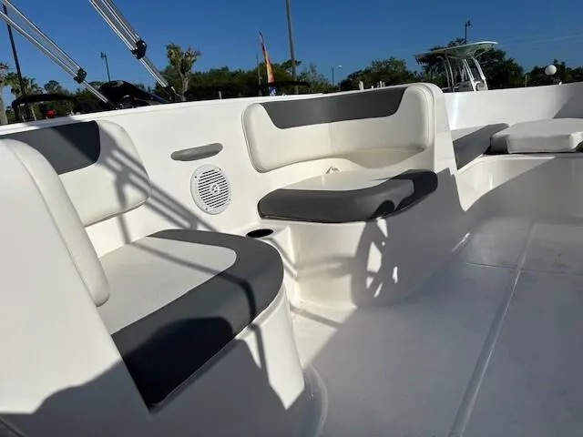 Slide: The Image of Bayliner E16 2024 - 8