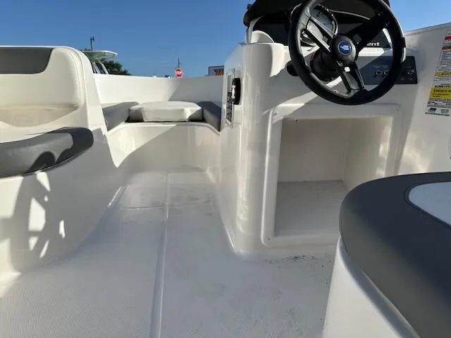 Slide: The Image of Bayliner E16 2024 - 9