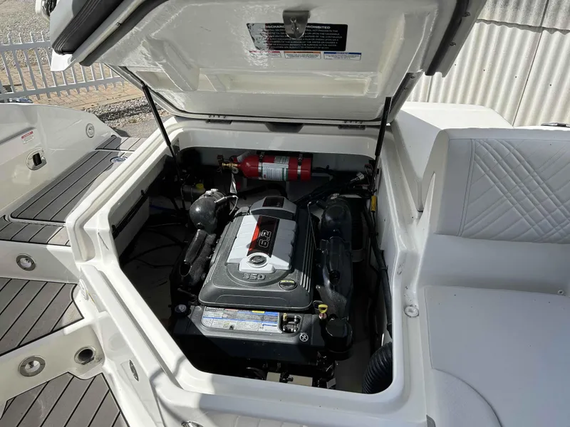 Slide: The Image of Sea Ray SDX 270 2025 - 10