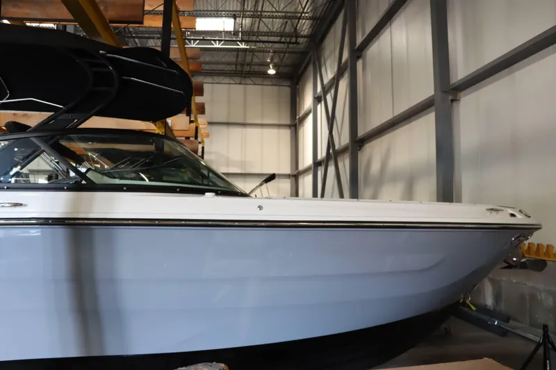 Slide: The Image of Sea Ray SDX 270 2025 - 15