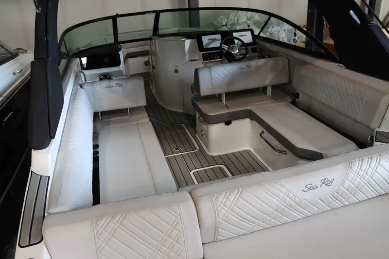 Slide: The Image of Sea Ray SDX 270 2025 - 16