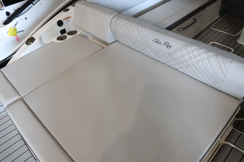 Slide: The Image of Sea Ray SDX 270 2025 - 17